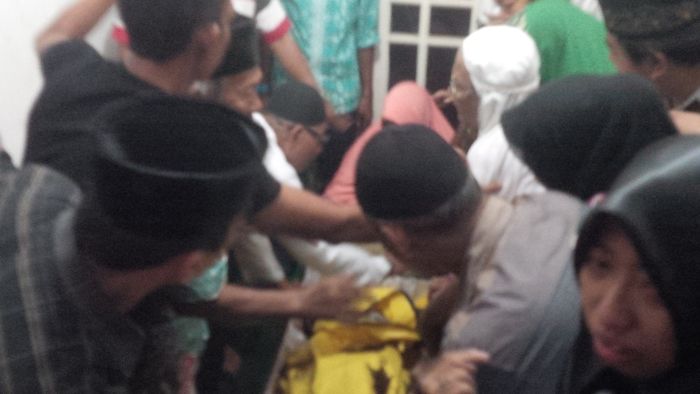 jenazah-ike-tiba-di-rumah-duka_20160511_191821.jpg