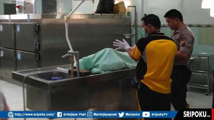 jenazah-wardi-terbaring-kaku-di-ruangan-forensik-polda-sumsel.jpg