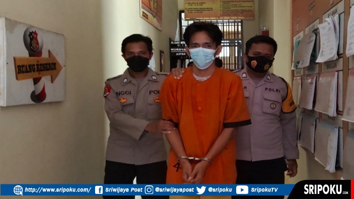 js-ketika-digiring-petugas-polsek-cambai.jpg