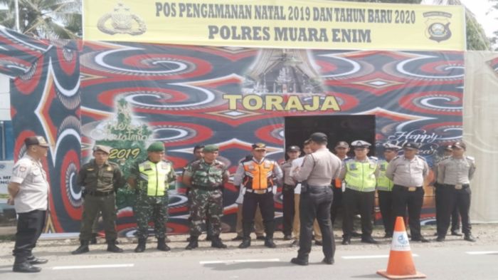 kabag-ops-polres-muaraenim-kompol-suhardiman-tinjau-pos-pam-natal.jpg