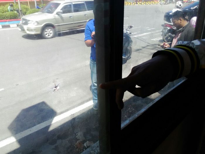 kaca-pos-polisi-simpang-charitas-palembang_20170711_134133.jpg