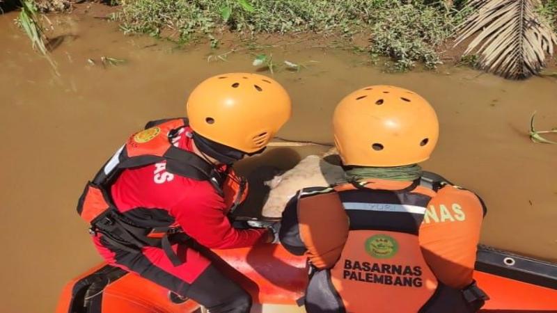 Pria 74 Tahun Berenang Seberangi Sungai Komering, Hanyut Dua Kilometer