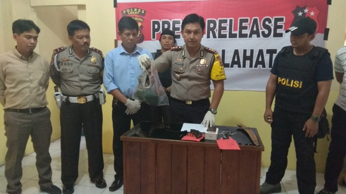kapolres-lahat-akbp-roby-karya-adi-sik-didampingi-anggota-menunjukkan-barang-bukti_20180516_161412.jpg