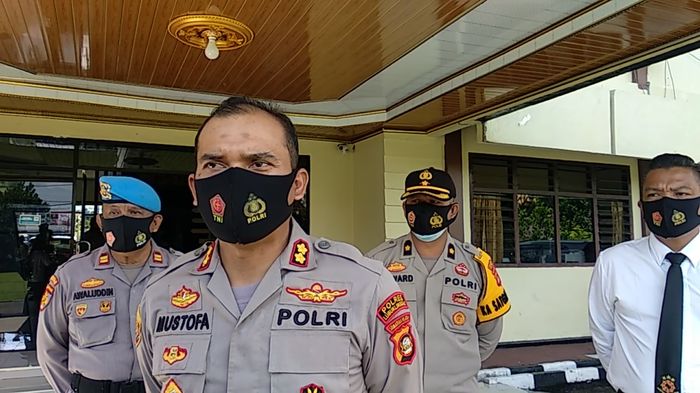 kapolres-lubuklinggau-akbp-mustofa-pecat-3-polisi.jpg