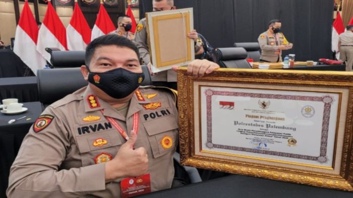 kapolrestabes-palembang-kombes-pol-irvan-prawira-memegang-penghargaan.jpg