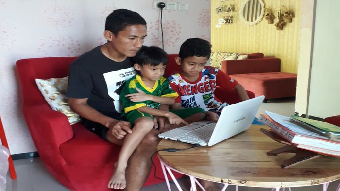 kapten-tim-sriwijaya-fc-ambrizal-tengah-mengajari-anak-anaknya-di-rumah-9.jpg