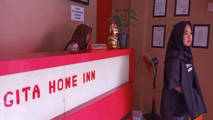 karyawan-penginapan-gita-home-inn-berjaga-di-konter-reservasi.jpg