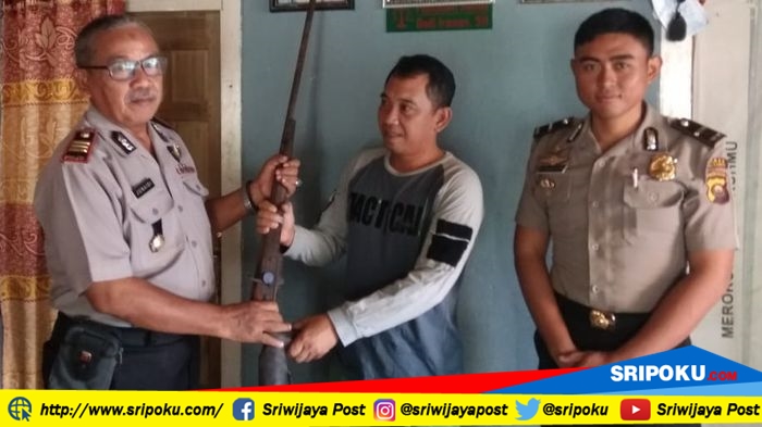 kasat-binmas-polres-musirawas-akp-junaidi-lubet-menerima-satu-pucuk-senjata-api_20180928_142951.jpg