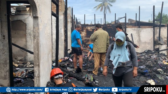 Enam Unit Rumah dalam Kompleks Rumah Dinas TNI AD di Kecamatan Kalidoni Palembang Terbakar