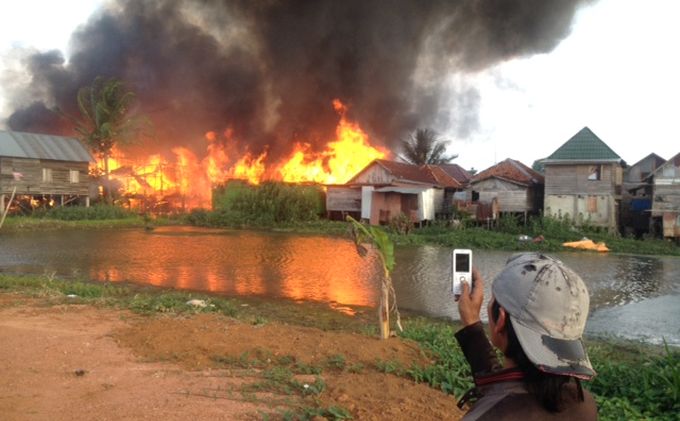 kebakaran-menghanguskan-puluhan-rumah_20150520_163056.jpg