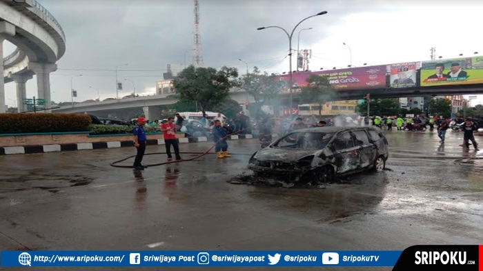 kejadian-mobil-terbakar-di-jalan-demang-lebar-daun-palembang.jpg