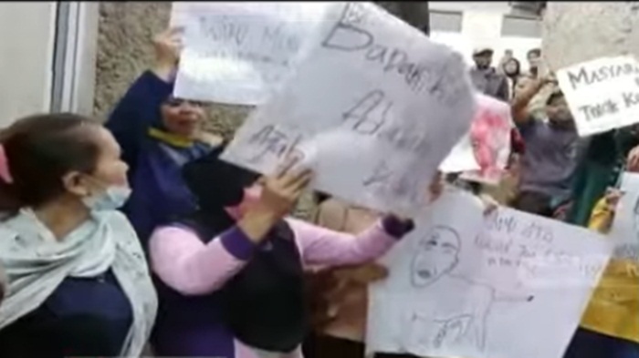 Emak-emak Ngamuk Segel Satu Rumah Warga, Hentikan Rintihan sang Anak, Kelakuan 'Kotor' Ayah Terkuak