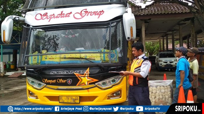 kendaraan-yang-masuk-ke-dalam-terminal-aal-km-12-palembang.jpg