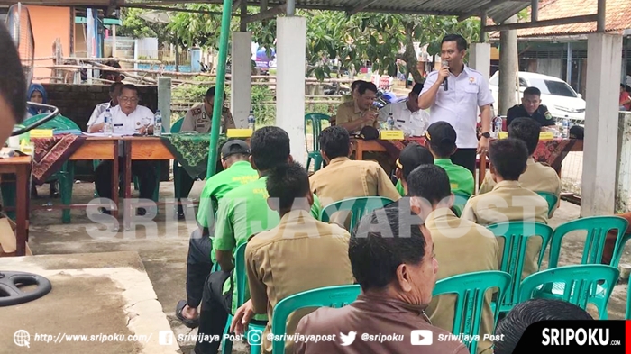 kepala-dinas-pmd-richard-cahyadi-saat-mengedukasi-warga-disela-lelang-lebak-lebung.jpg