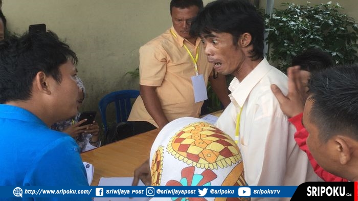 BREAKING NEWS: Tim BPN Prabowo-Sandi Bersitegang dengan Petugas KPPS TPS 12&KPPS; TPS 11 di Sei Buah