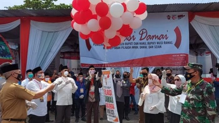 ketua-kpu-musirawas-anasta-tias-bersama-paslon-bupati-dan-wakil-bupati-musirawas.jpg