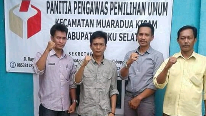 ketua-panwaslu-ogan-komering-ulu-oku-selatan-herry-aprizon-sh-jumat-1152018_20180511_162825.jpg