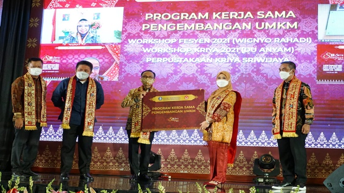 ketua-tp-pkk-prov-sumsel-hj-febrita-lustia-herman-deru-dan-deputi-gubernur-bank-indonesia.jpg