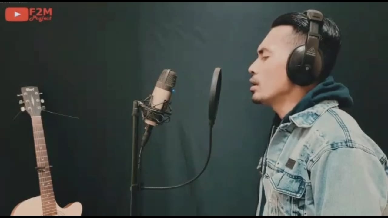 kiper-utama-sriwijaya-fc-imam-arief-fadilah-rekaman-lagu-di-studio-rekaman-bandung.jpg