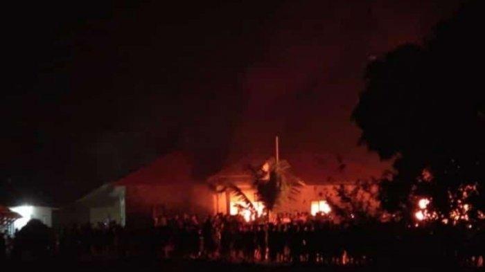kondisi-mapolsek-candipuro-lampung-selatan-yang-dibakar-massa.jpg