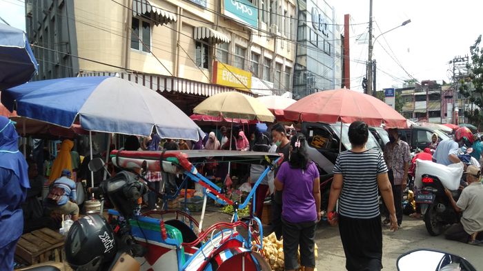 kondisi-pasar-lemabang-yang-ramai.jpg