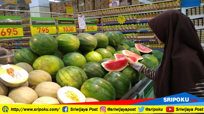 konsumen-hypermart-palembang-square-ps-mall-tengah-memilih-produk-buah-segar_20180817_151535.jpg