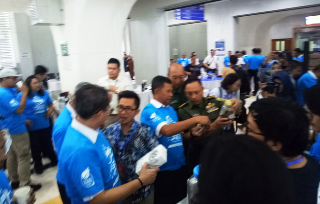 Sosialisasikan LRT, PT KAI Bagikan Kopi Gratis Bagi Warga Yang Naik LRT