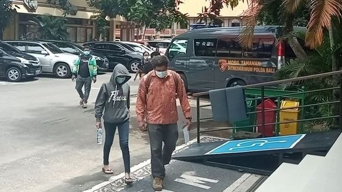 korban-bersama-kuasa-hukumnya-tiba-di-polda-bali-jumat-18122020.jpg