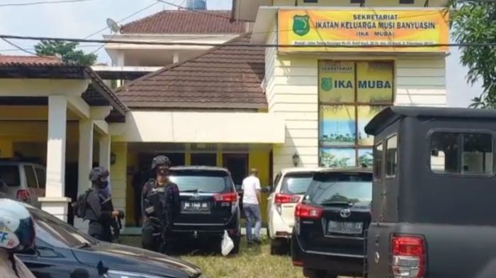 kpk-dikawal-brimob-geledah-kantor-ika-muba.jpg