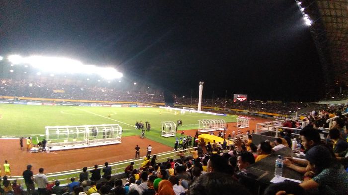 Lampu Sorot di Tribun Barat dan Timur Mati Saat Patrich Wanggai Hendak Mengekskusi Tendangan Bebas