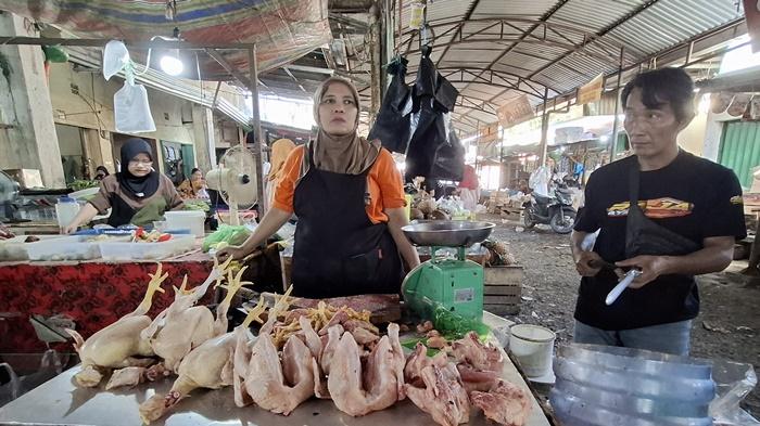 lapak-pedagang-ayam-di-Pasar-Indralaya.jpg