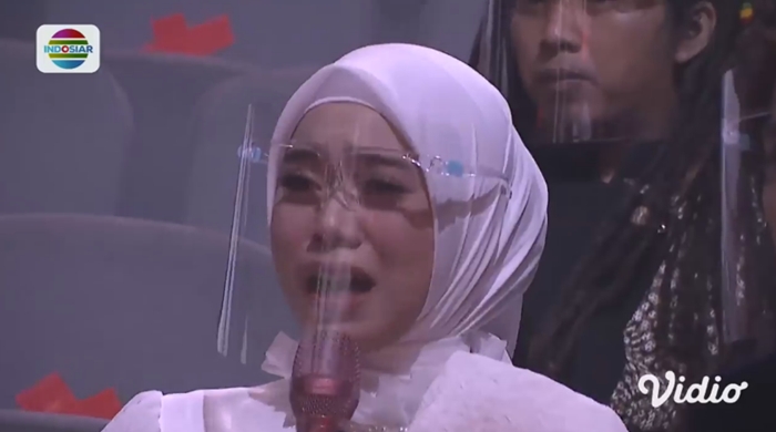 lesty-kejora-nangis.jpg