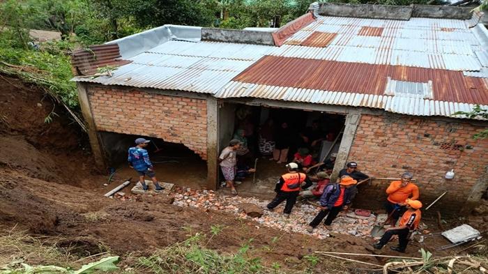 Longsor di Pagar Alam, Rumah Rusak hingga Tutupi Akses Jalan ke Lahat