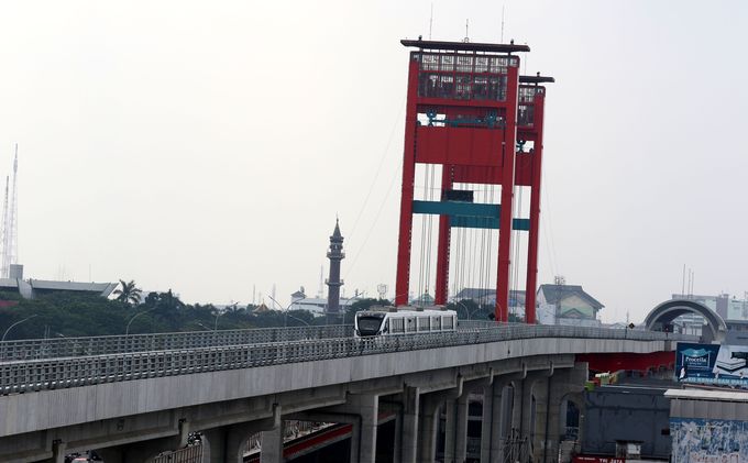 lrt-melintas-di-samping-jembatan-ampera.jpg
