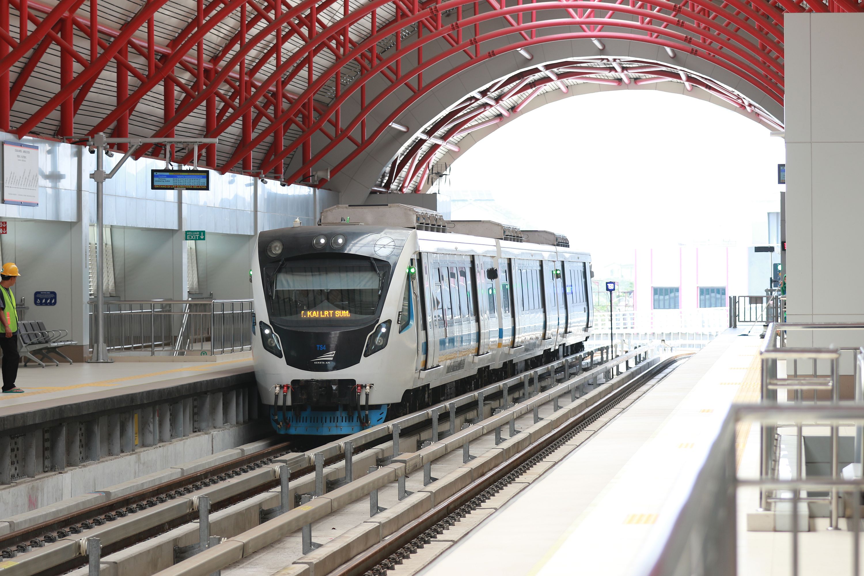 lrt-palembang-melintas-di-stasiun-ampera.jpg