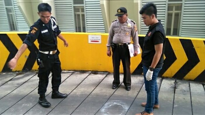 BREAKING NEWS: Pengunjung Kaget Ada Orang Jatuh dari Lantai 9 RS RK Charitas