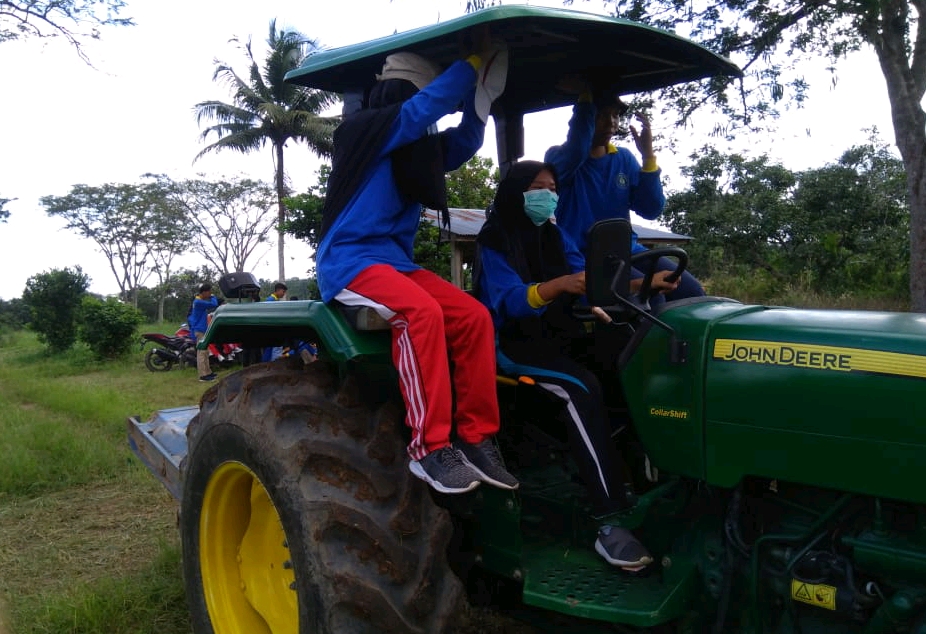 mahasiswa-sedang-mengendarai-kendaraan-traktor-beluk-lama-ini.jpg
