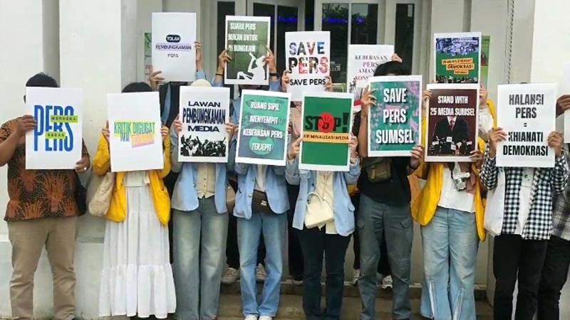 25 Media di Sumsel Digugat Perdata, Belasan Mahasiswa Geruduk Pengadilan Negeri Palembang - Sripoku.com