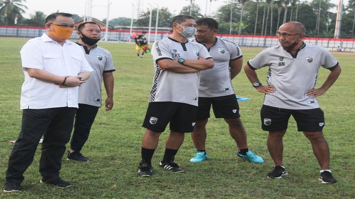 manajer-muba-babel-united-bersama-tim-pelatih.jpg