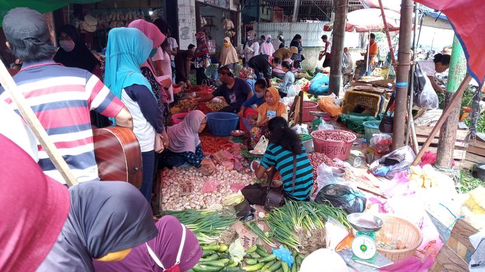 masyarakat-sedang-berbelanja-di-pasar-26-ilir-jelang-h-5-lebaran.jpg