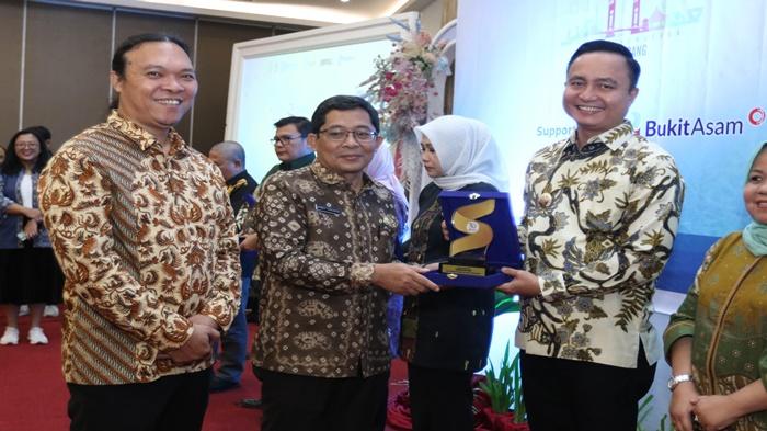 Sukses Dorong Petani Bawang Merah, Pj Bupati OKU Terima Penghargaan Mata Lokal Desa Award