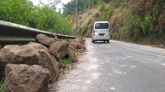 material-longsor-berupa-batu-besar-di-liku-lematang-pagaralam.jpg