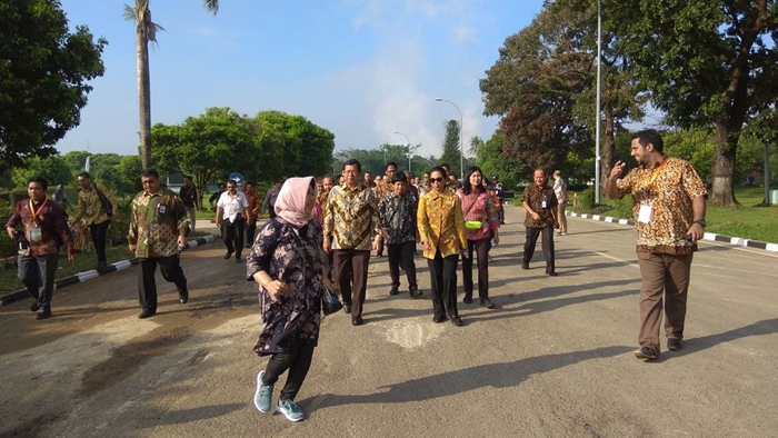 menteri-bumn-rini-soemarno-bersama-jajaran-direksi-dari-pupuk-indonesia-dan-pusri_20180511_094741.jpg