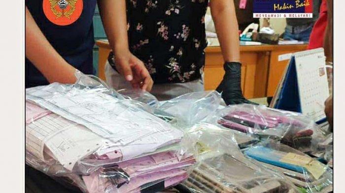 menyerahkan-barang-bukti-hanphone-ke-kejaksaan.jpg