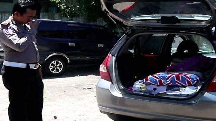 mobil-honda-jazz-bergoyang-di-mall-dan-kepergok-mesum-pengemudi-tabrak-satpam-ada-alat-kontrasepsi.jpg