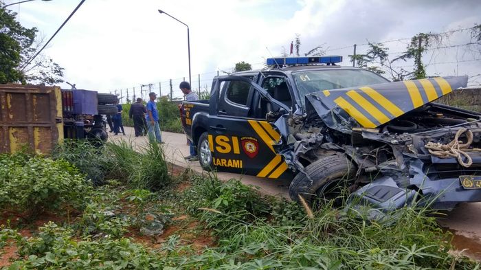 Berita Palembang: Mobil Patroli Polisi Polsek Sukarami Palembang Rusak Berat Dihantam Dump Truk