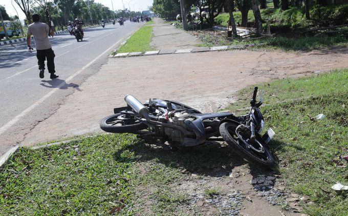 Motor Anak SMP Ini Ditinggalkan Tergeletak Begitu Saja (FOTO)