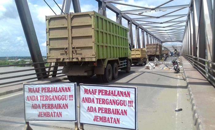 'Ngeri Roboh', Jembatan Musi II Berlubang Lebar, Ratusan Kendaraan Melintas Jalan Merayap