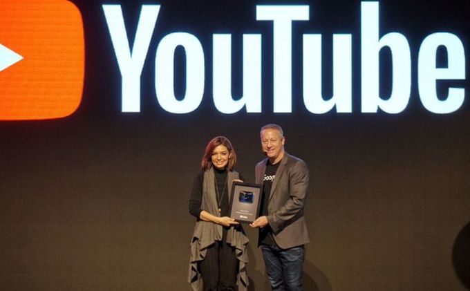 Subscriber Tembus 100.000, Najwa Shihab Raih Piagam