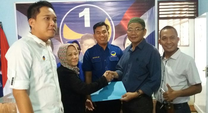 nasrun-aswari-se-mm-mengambil-formulir-di-dpd-partai-nasdem-lahat_20170619_131323.jpg